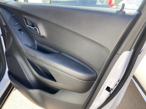 Used 2022 Chevrolet Trax LT FWD image 19