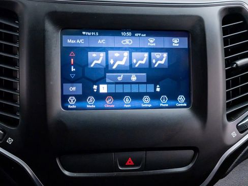 Used 2019 Jeep Cherokee Latitude w/ Cold Weather Group AWD/4WD image 26