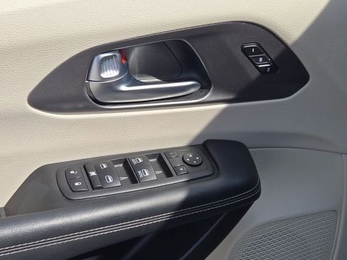 Used 2023 Chrysler Pacifica Touring-L FWD image 17