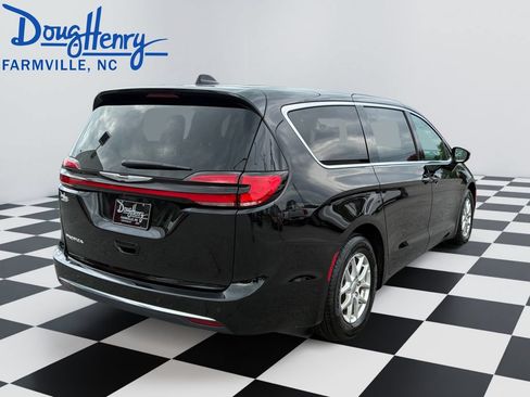 Used 2024 Chrysler Pacifica Touring-L FWD image 5