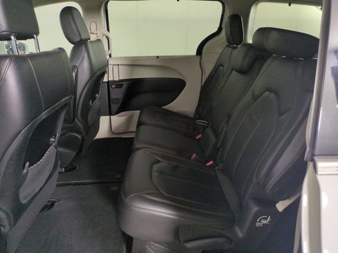 Used 2018 Chrysler Pacifica Touring-L FWD image 26