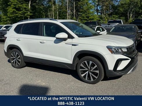 Used 2023 Volkswagen Taos SE w/ Panoramic Sunroof Package AWD/4WD image 3