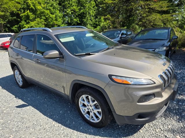Used 2017 Jeep Cherokee Latitude w/ Cold Weather Group FWD image 3