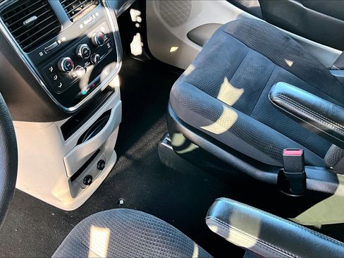 Used 2018 Dodge Grand Caravan SE w/ UConnect Hands-Free Group image 13