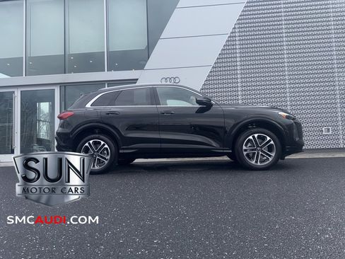 Certified 2025 Audi Q5 Premium w/ Convenience Package image 3