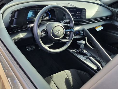 Used 2025 Hyundai Elantra Sport image 3