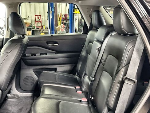 Used 2025 Nissan Pathfinder SL FWD image 25