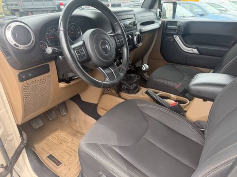 Used 2016 Jeep Wrangler Unlimited Rubicon w/ Connectivity Group AWD/4WD image 9