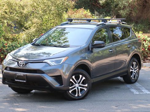 Used 2016 Toyota RAV4 LE FWD image 6