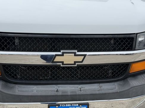 Used 2017 Chevrolet Express 3500 Work Van image 4