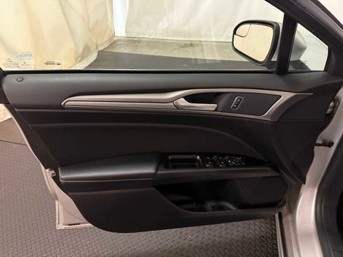 Used 2017 Ford Fusion SE w/ Fusion SE Technology Package image 20