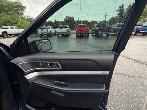 Used 2017 Ford Explorer XLT w/ Equipment Group 201A AWD/4WD image 22