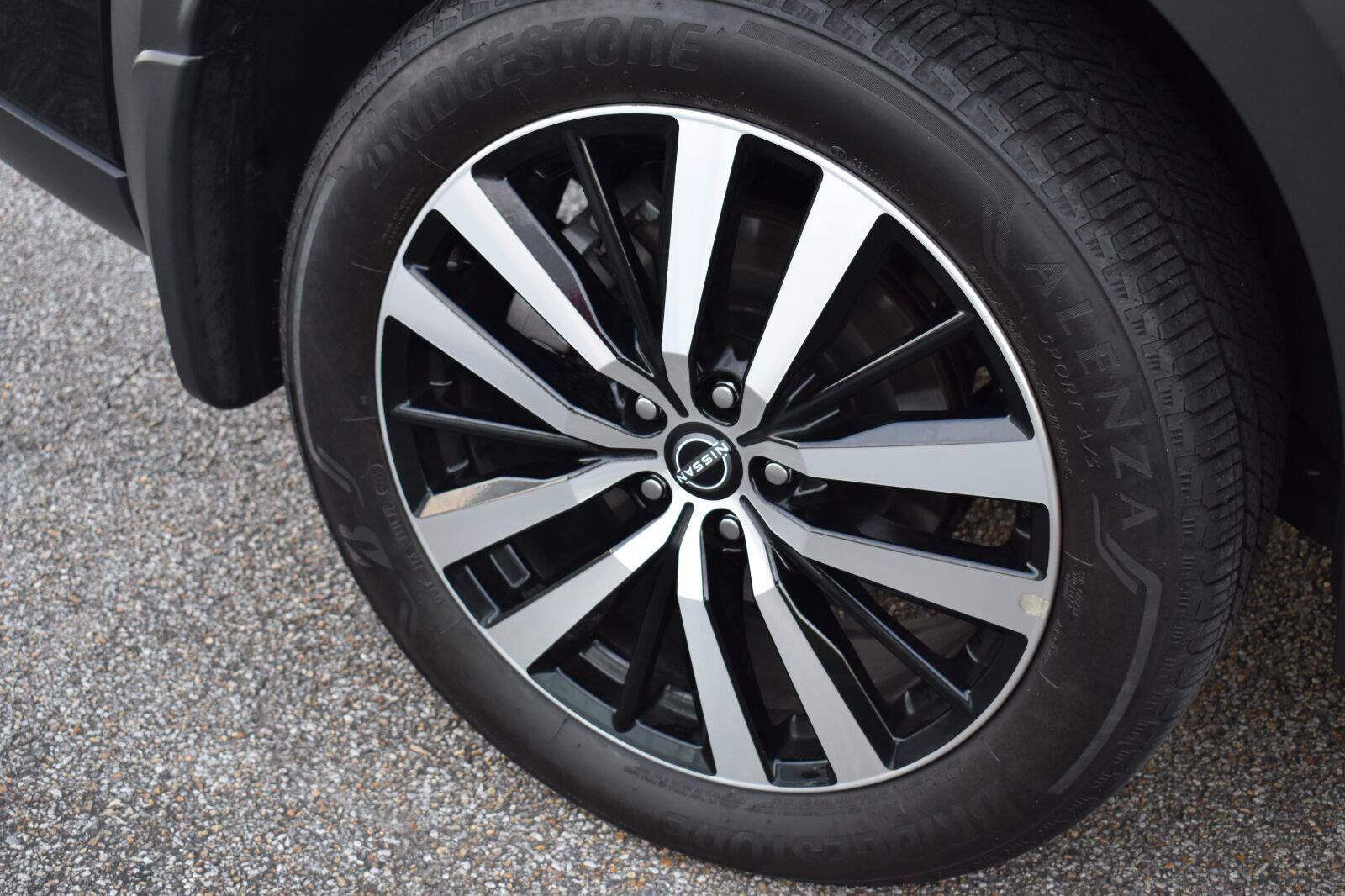 Used 2025 Nissan Pathfinder Platinum w/ Black Appearance Package FWD image 16