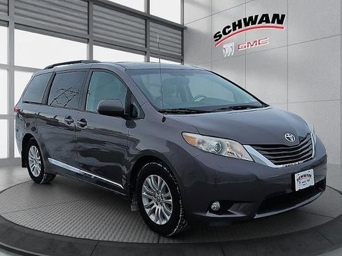 Used 2012 Toyota Sienna XLE image 2
