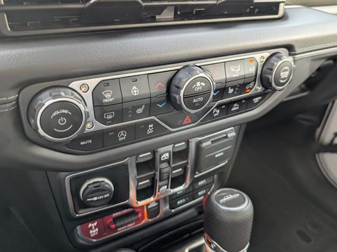 Used 2025 Jeep Gladiator Mojave AWD/4WD image 18