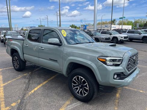 Used 2023 Toyota Tacoma TRD Sport AWD/4WD image 3