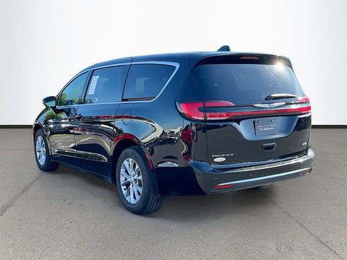 Certified 2025 Chrysler Pacifica Select AWD/4WD image 3