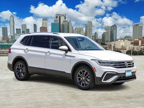 Certified 2022 Volkswagen Tiguan SE FWD image 3