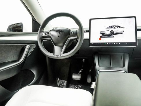 Used 2024 Tesla Model Y Long Range image 19