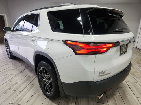 Used 2023 Chevrolet Traverse LT image 3