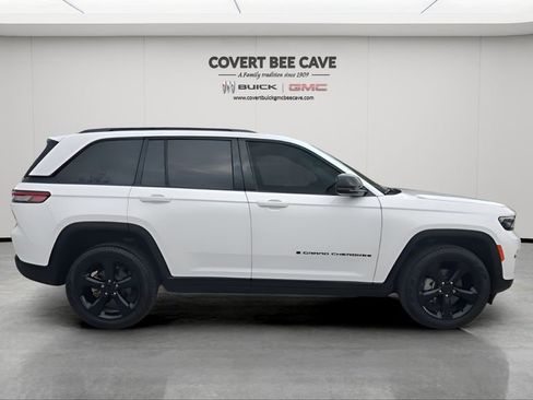 Used 2024 Jeep Grand Cherokee Limited w/ Black Appearance Package image 11