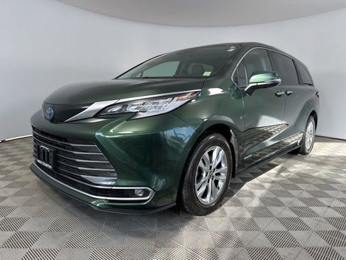 Used 2021 Toyota Sienna Limited image 3