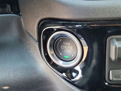 New 2026 GMC Sierra 1500 SLT image 17