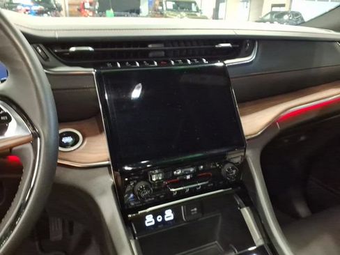 Used 2025 Jeep Grand Cherokee L Summit w/ Rear Seat Video Group I AWD/4WD image 14