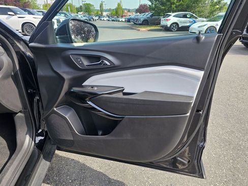 Used 2025 Chevrolet Trax LT w/ LT Convenience Package FWD image 11