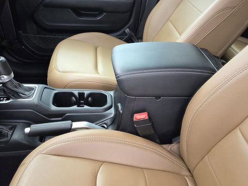 Used 2021 Jeep Wrangler Unlimited Sahara image 9