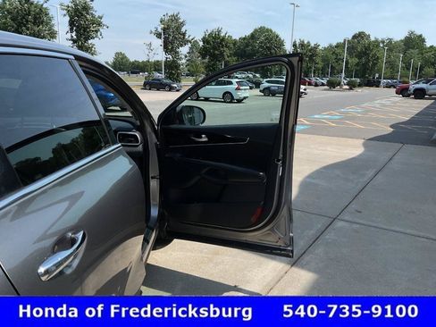 Used 2019 Kia Sorento FWD image 17