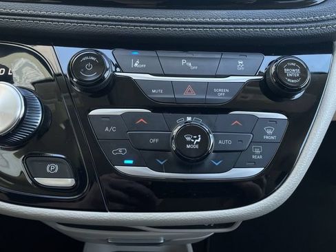 Used 2023 Chrysler Pacifica Touring-L FWD image 18