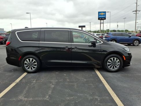 Used 2023 Chrysler Pacifica Touring-L FWD image 28