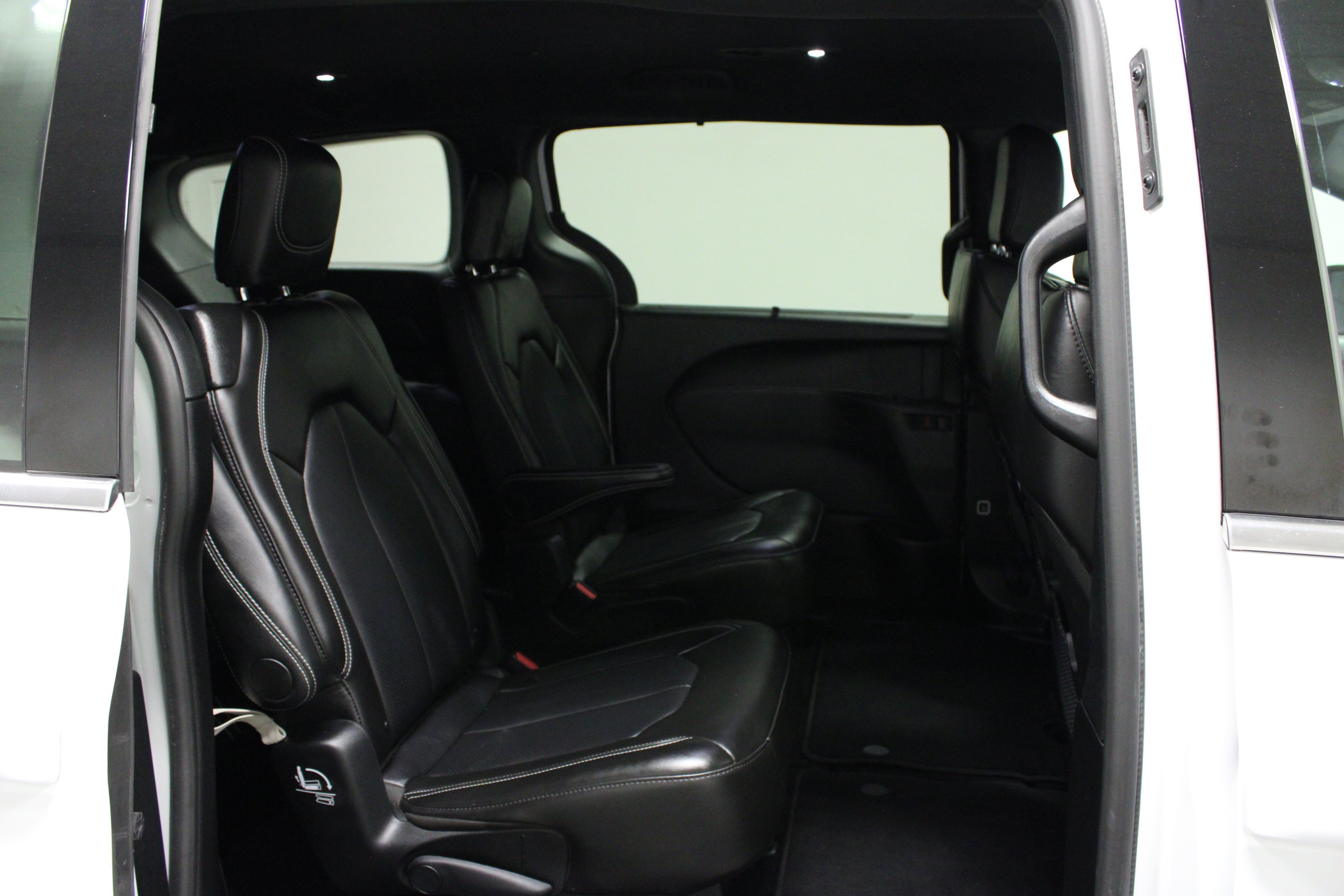 Used 2025 Chrysler Pacifica Select FWD image 16