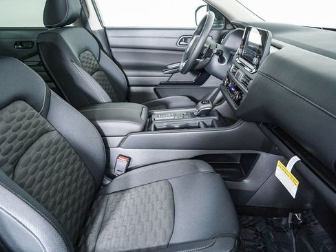 Certified 2025 Nissan Pathfinder S image 18