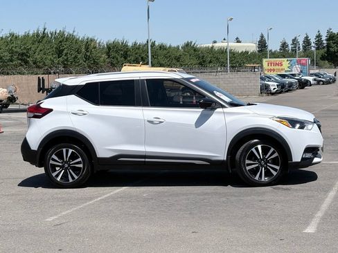 Used 2018 Nissan Kicks SR w/ Premium Package FWD image 4