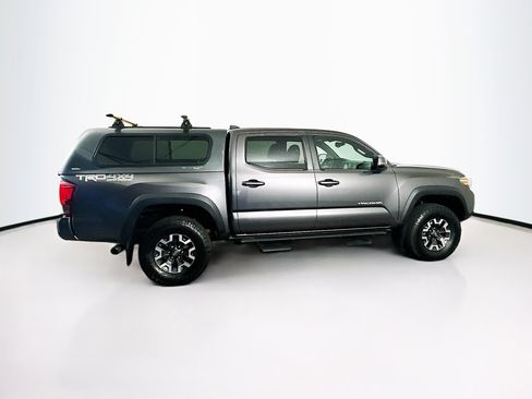 Used 2017 Toyota Tacoma TRD Off-Road AWD/4WD image 10