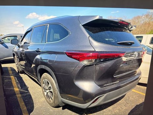 Used 2021 Toyota Highlander XLE AWD/4WD image 2