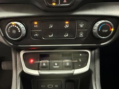 Used 2022 GMC Terrain SLE w/ Elevation Edition image 16