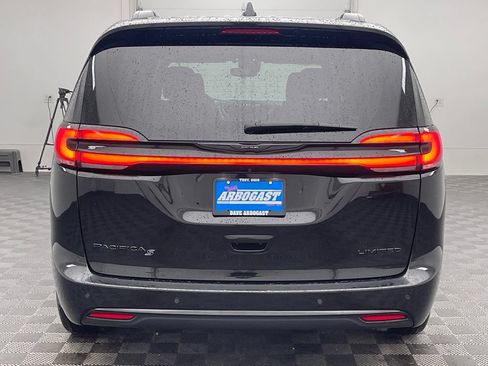 Used 2025 Chrysler Pacifica Limited FWD image 10