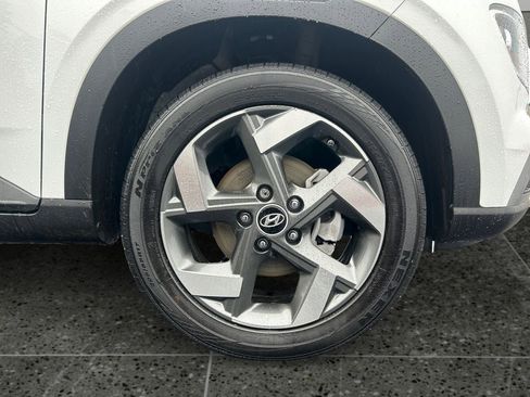 Certified 2024 Hyundai Venue SEL image 9