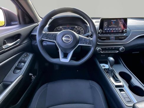 Used 2025 Nissan Altima 2.5 SV AWD/4WD image 9