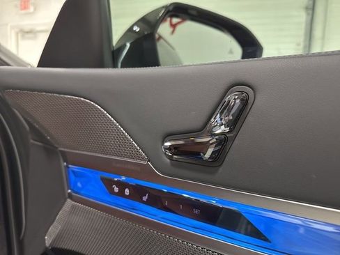 Used 2024 BMW i7 xDrive60 w/ Premium Package image 75