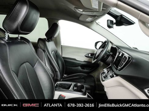 Used 2024 Chrysler Pacifica Touring-L FWD image 20