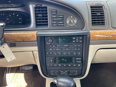 Used 1999 Lincoln Continental image 15