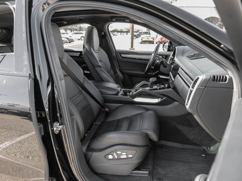 Used 2020 Porsche Cayenne Turbo AWD/4WD image 42