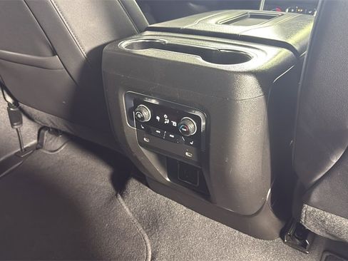 Used 2023 Chevrolet Suburban Premier image 33