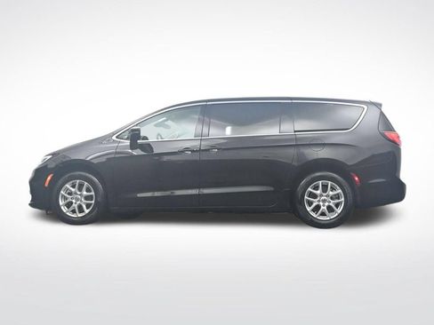 Used 2024 Chrysler Pacifica Touring-L FWD image 36