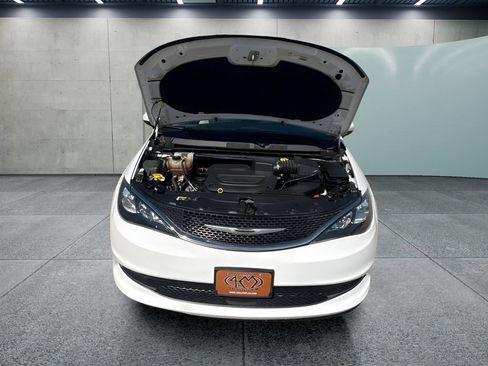 Used 2021 Chrysler Voyager Lxi FWD image 2