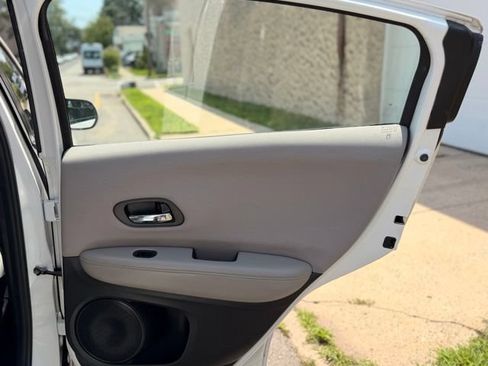 Used 2016 Honda HR-V LX image 19